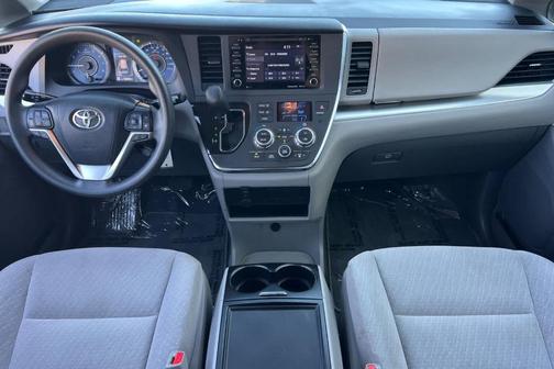 Parisian Night Pearl 2018 Toyota Sienna LE