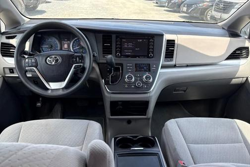 Parisian Night Pearl 2018 Toyota Sienna LE
