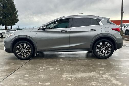 2017 INFINITI QX30 Premium