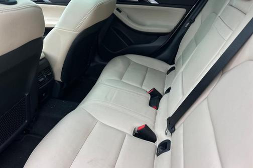 2017 INFINITI QX30 Premium