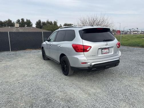 2018 Nissan Pathfinder SL