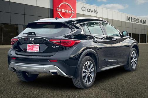 2017 INFINITI QX30 Premium