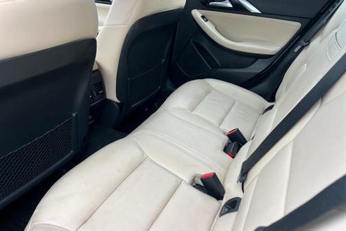 2017 INFINITI QX30 Premium