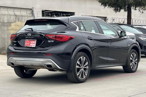 2017 INFINITI QX30 Premium