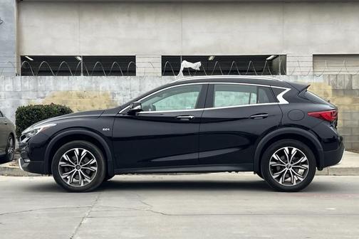 2017 INFINITI QX30 Premium