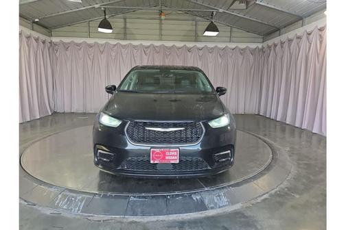 Brilliant Black Crystal Pearlcoat 2023 Chrysler Pacifica Touring-L