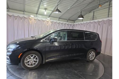 Brilliant Black Crystal Pearlcoat 2023 Chrysler Pacifica Touring-L