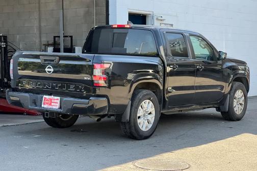 Black 2024 Nissan Frontier SV