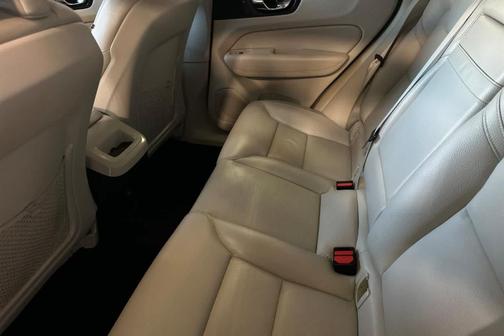 Pine Green 2019 Volvo XC60 T5 Momentum