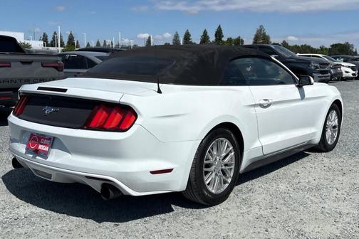 Oxford White 2016 Ford Mustang V6