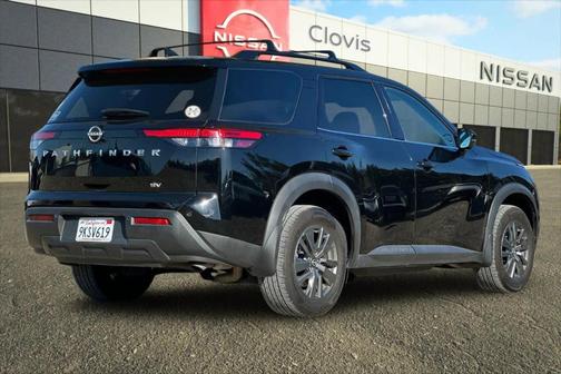 2024 Nissan Pathfinder SV