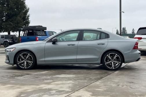 2024 Volvo S60 B5 Plus Dark Theme