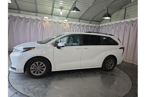 2022 Toyota Sienna LE