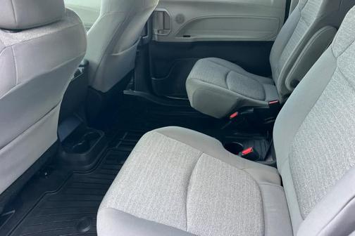 2022 Toyota Sienna LE