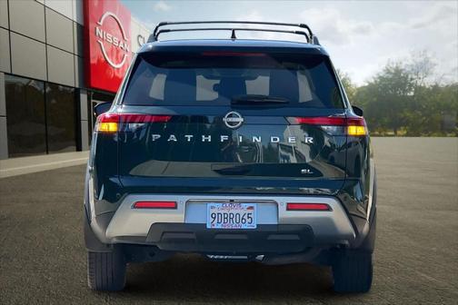 2022 Nissan Pathfinder SL