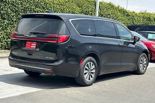 2024 Chrysler Pacifica Hybrid Select