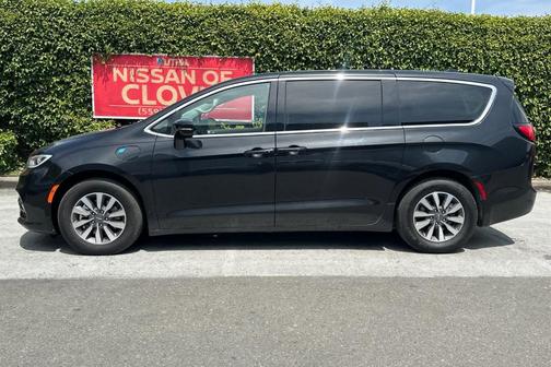 2024 Chrysler Pacifica Hybrid Select