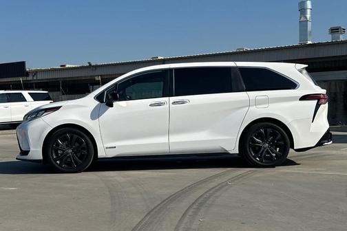 2021 Toyota Sienna XSE 7 Passenger