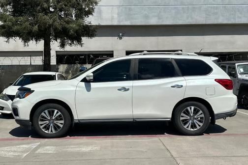 White 2017 Nissan Pathfinder SV