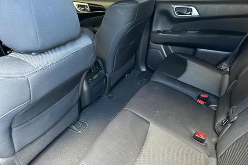 White 2017 Nissan Pathfinder SV