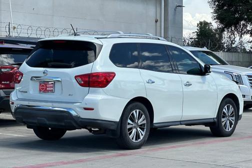 White 2017 Nissan Pathfinder SV