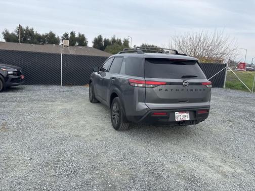 2022 Nissan Pathfinder SV