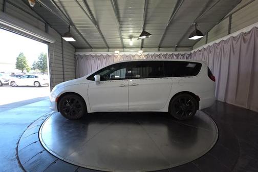 Bright White Clearcoat 2020 Chrysler Pacifica Touring