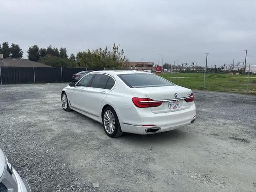 2016 BMW 740 i