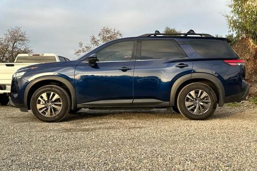 2022 Nissan Pathfinder SV