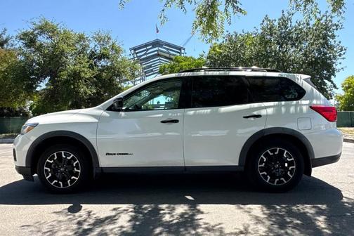 White 2019 Nissan Pathfinder SV