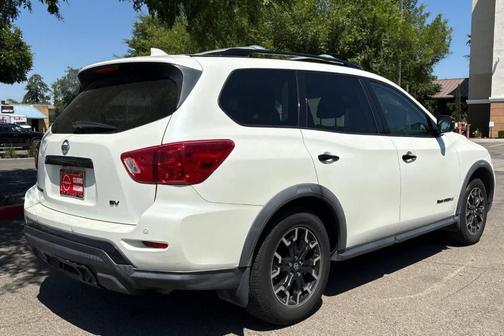 White 2019 Nissan Pathfinder SV