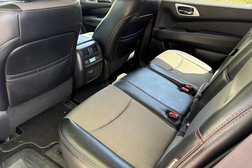 White 2019 Nissan Pathfinder SV
