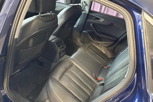 Navarra Blue Metallic 2019 Audi A4 2.0T Premium