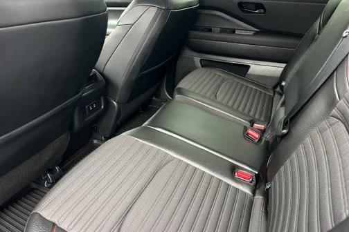 White / Black 2026 Nissan Pathfinder Rock Creek