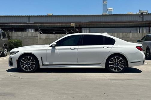 Alpine White 2022 BMW 740 i