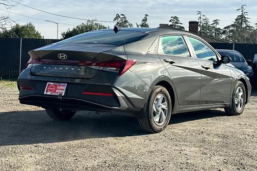 2025 Hyundai ELANTRA SE