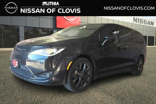 Brilliant Black Crystal Pearlcoat 2020 Chrysler Pacifica Touring