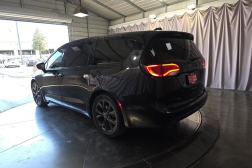 Brilliant Black Crystal Pearlcoat 2020 Chrysler Pacifica Touring