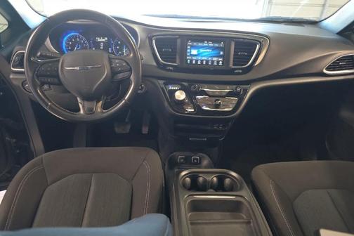 Brilliant Black Crystal Pearlcoat 2020 Chrysler Pacifica Touring