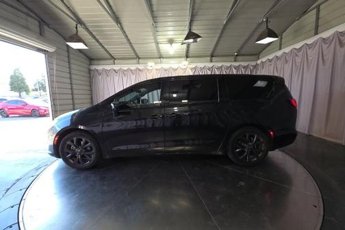 Brilliant Black Crystal Pearlcoat 2020 Chrysler Pacifica Touring