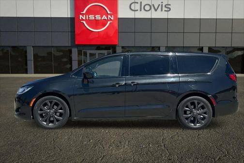 Brilliant Black Crystal Pearlcoat 2020 Chrysler Pacifica Touring