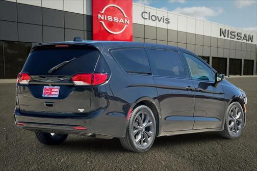 Brilliant Black Crystal Pearlcoat 2020 Chrysler Pacifica Touring