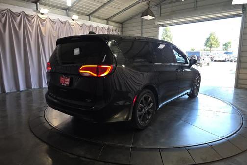 Brilliant Black Crystal Pearlcoat 2020 Chrysler Pacifica Touring