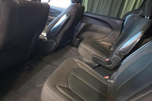 Brilliant Black Crystal Pearlcoat 2020 Chrysler Pacifica Touring