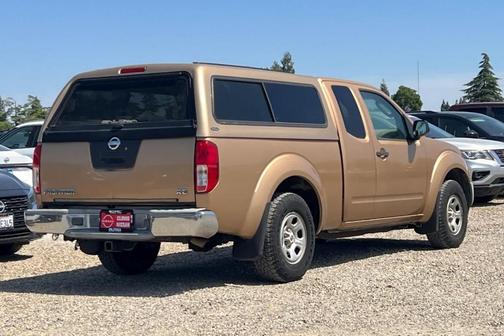 Desert Gold Clearcoat Metallic 2005 Nissan Frontier XE King Cab