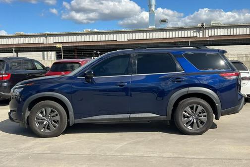 2022 Nissan Pathfinder SV