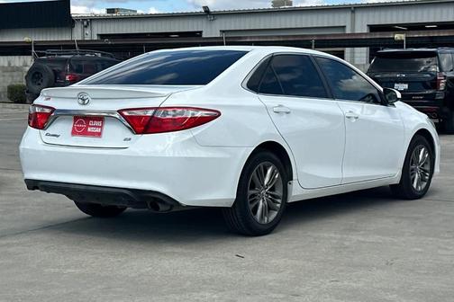 Super White 2015 Toyota Camry SE
