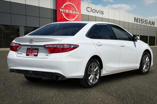 Super White 2015 Toyota Camry SE