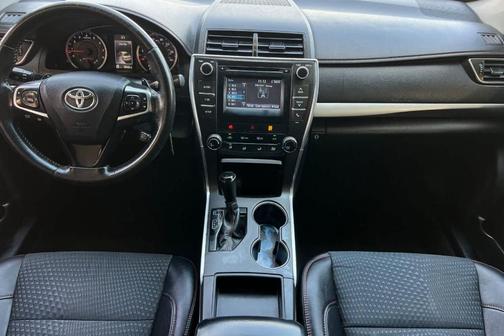 Super White 2015 Toyota Camry SE