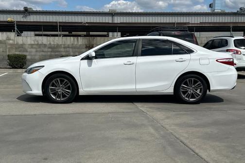 Super White 2015 Toyota Camry SE